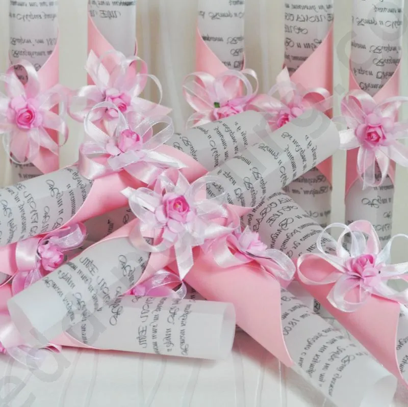 Сватбени покани - свитъци изработени от паус и луксозен картон, аранжирани с розови панделки и цветя